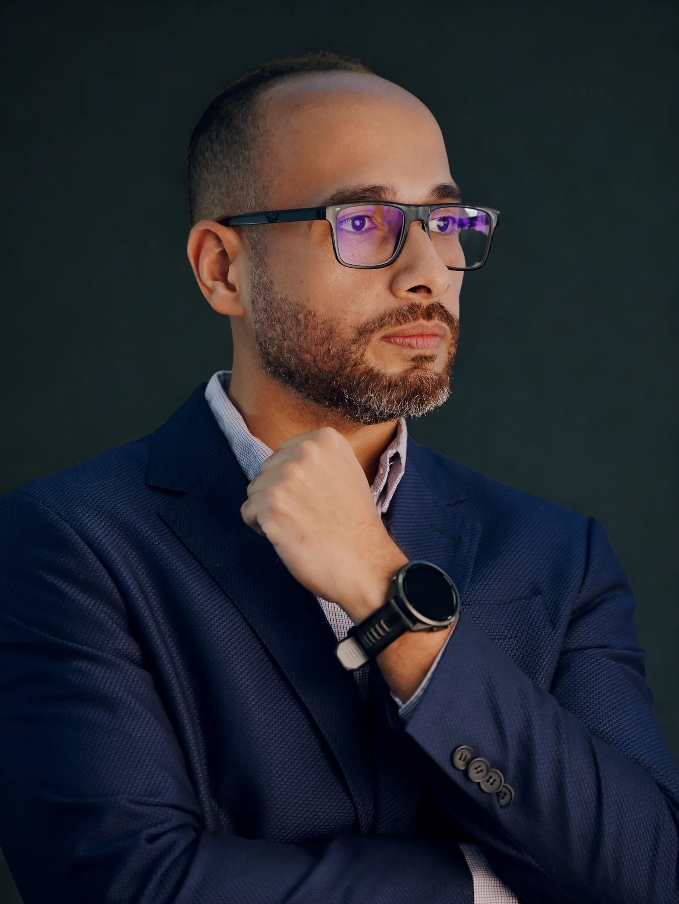 Danilo Neves em perfil contemplativo